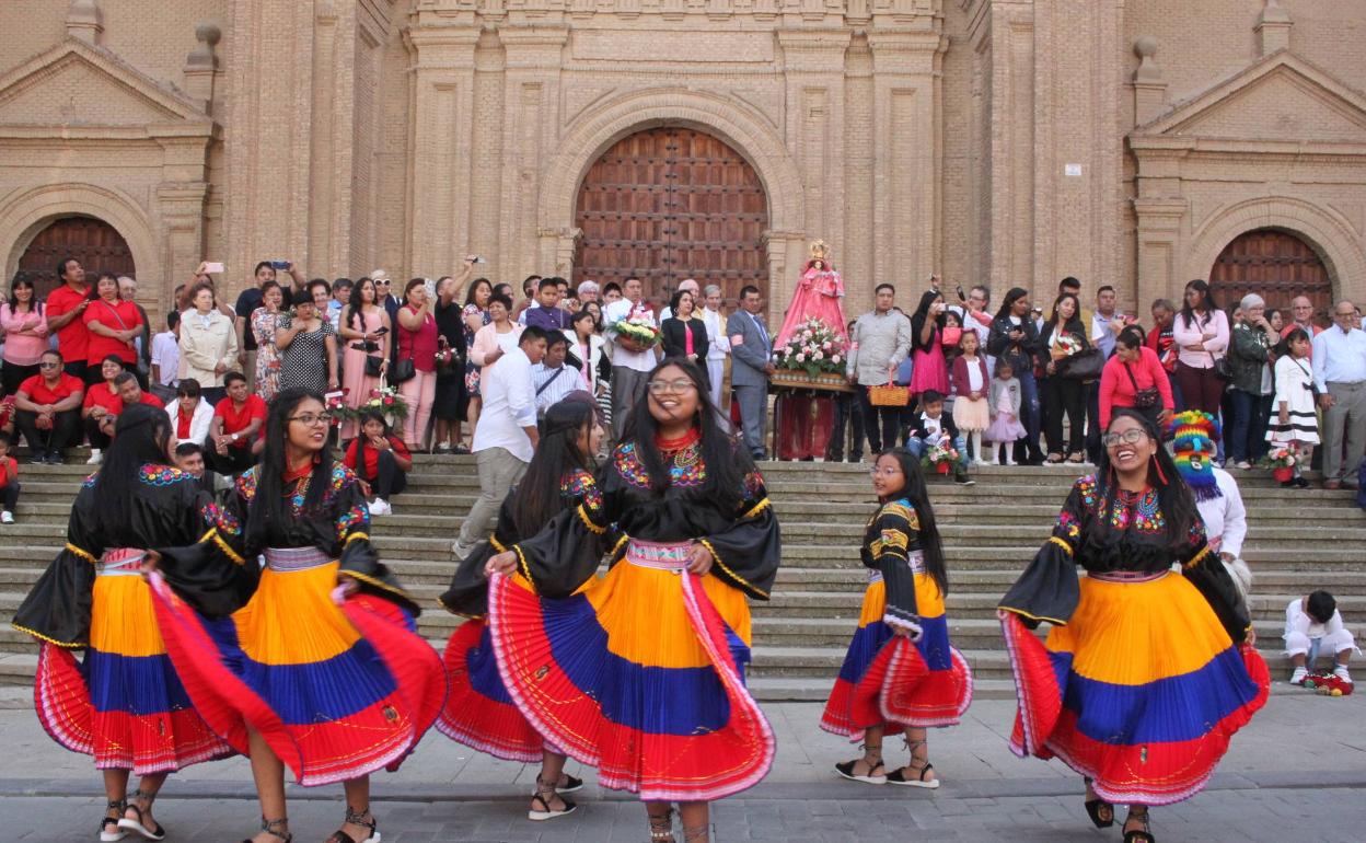 Varios grupos de danzas tradicionales han bailado en honor a la Virgen del Cisne