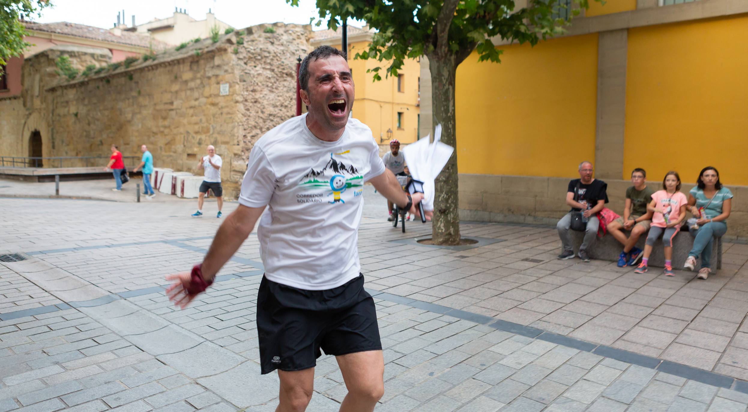 Fotos: Así ha sido la llegada del Corredor Solidario a Logroño