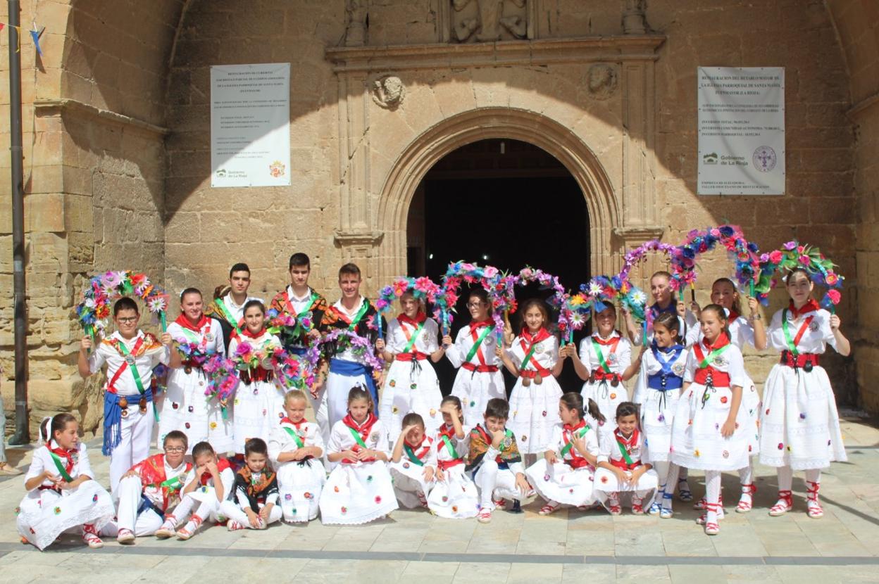 El grupo de danzas de Fuenmayor posa frente a la iglesia. :: D.M.A.