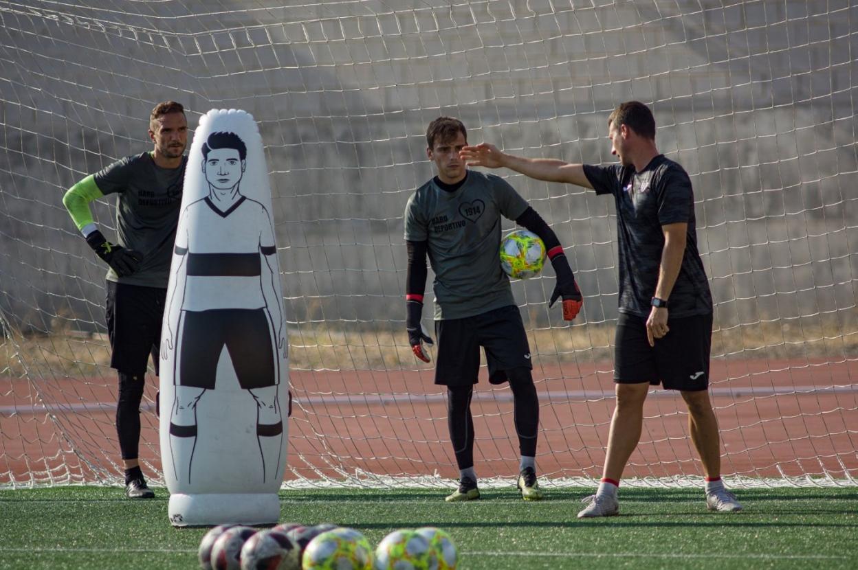 Imanol Elías, a la izquierda, y Fermín Sobrón, en el centro, se entrenan junto al preparador de porteros, Javi Ríos. 