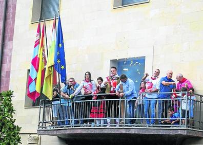 Imagen secundaria 1 - El cohete llama a la fiesta y a la lluvia en Nájera