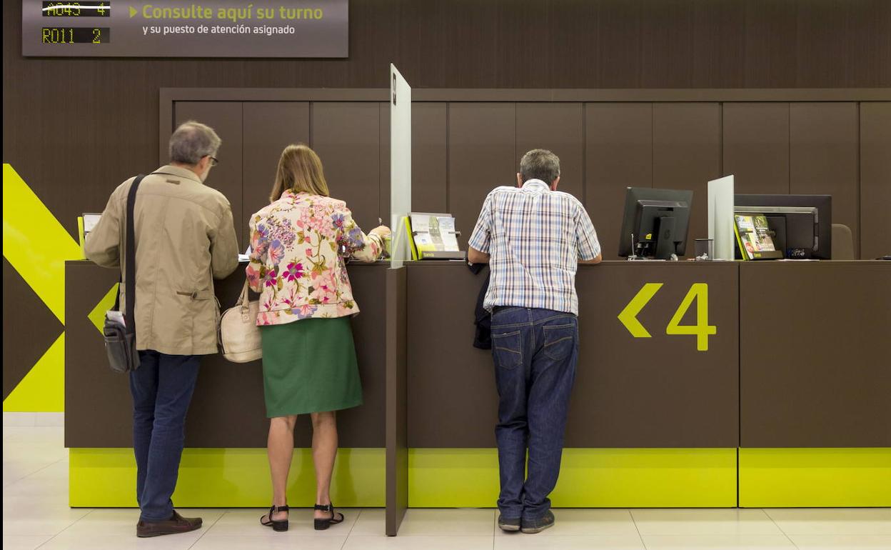 Clientes en una oficina bancaria.