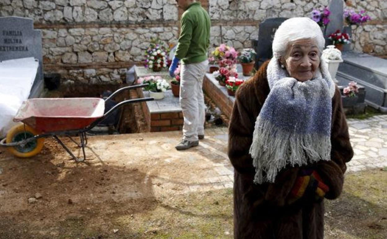 Ascensión Mendieta ante la tumba de su padre. 