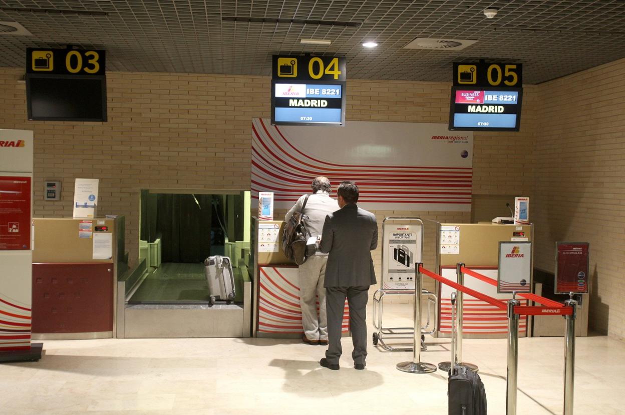 Imagen de archivo de dos pasajeros facturando en uno de los mostradores del aeropuerto de Agoncillo