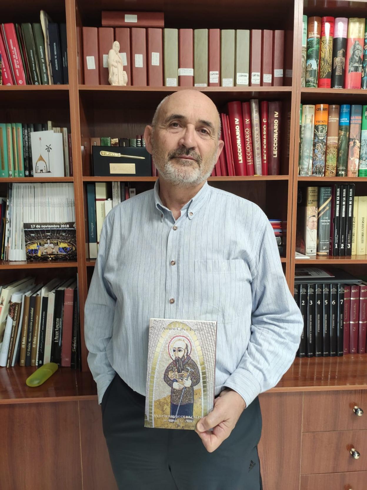 Arturo Calvo Espiga, con el libro presentado ayer. :: albo