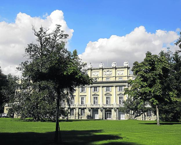 Panorámica del edificio del siglo XVIII propiedad de la Casa de Alba, con un cuidadísimo jardín. Solo en este lugar se podrán realizar fotos