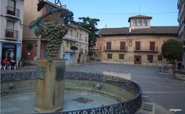 Imagen principal - Fuente de la Uva, en Fuenmayor, vista del parque de La Grajera y sendero del monte Paterna, en Logroño