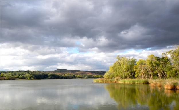 Imagen principal - Pantano de La Grajera, vista de Navarrete y portada románica de su cementerio