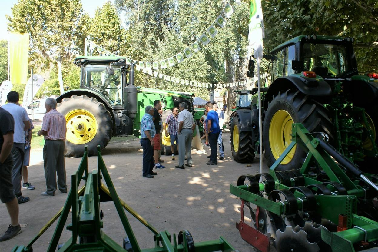 La feria. La maquinaria agrícola mantiene vivo el origen de este tipo de ferias, en las que la compraventa de ganado y los aperos de labranza reunían a todos los profesionales de la agricultura y la ganadería