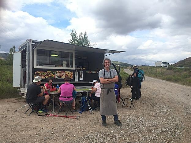 Carlos Aranda con su 'food truck' la Pinchoneta, en Sotés, en el Camino de Santiago. 