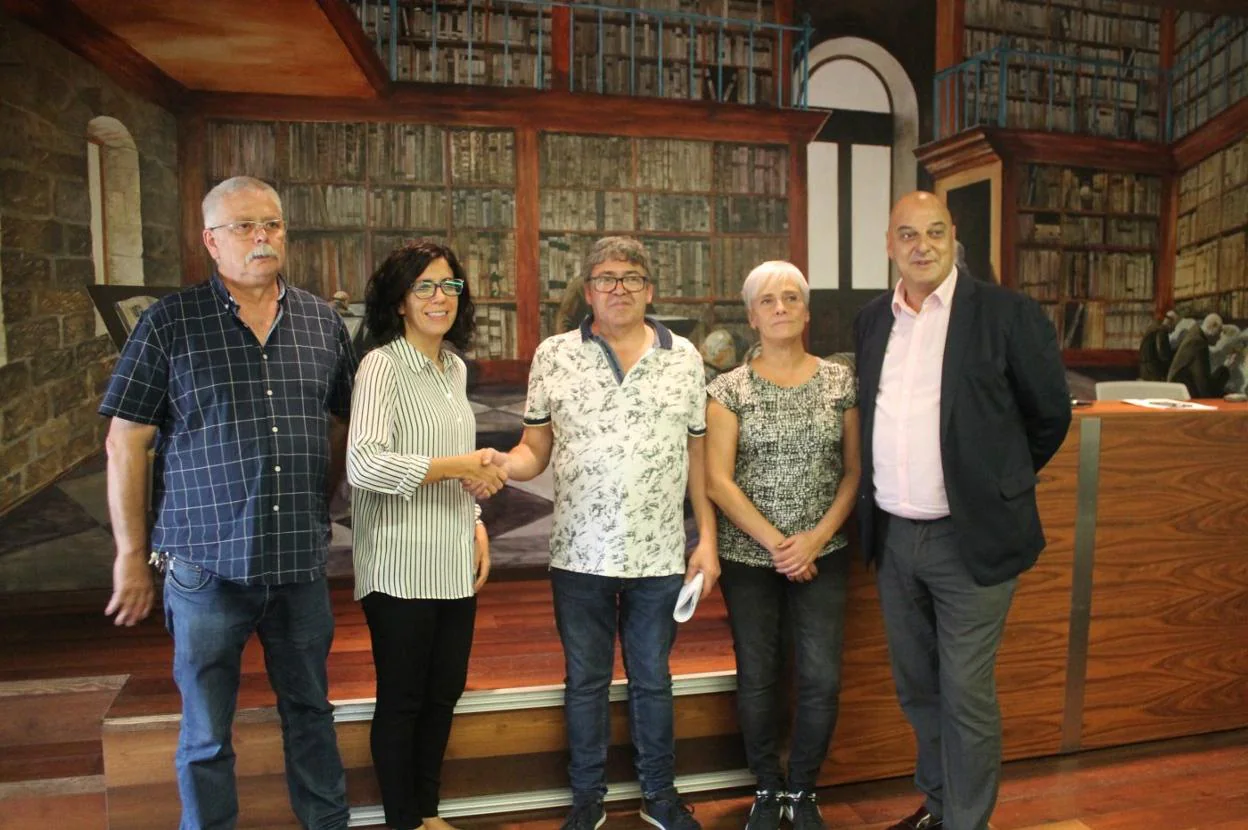 De izquierda a derecha, Ángel Conde, Laura Rivado, Javier Zabala, Arantxa Carrero y Leopoldo García, tras la firma