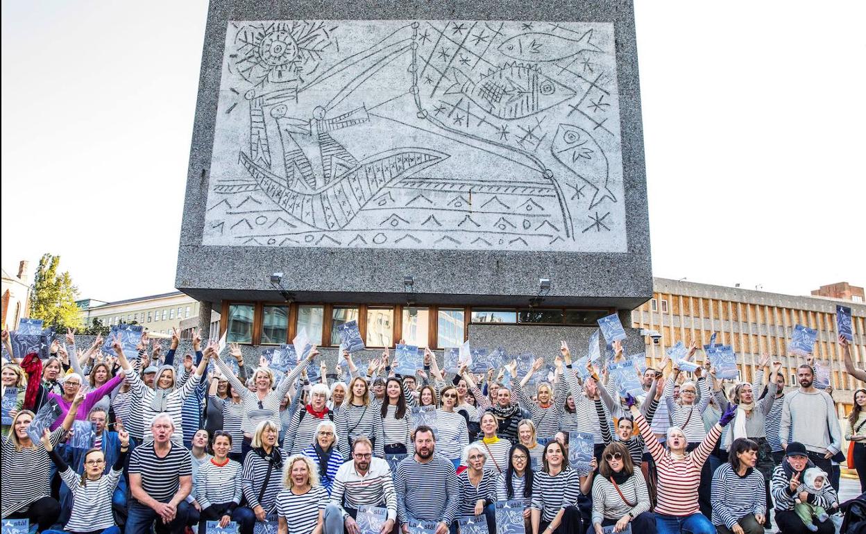 Manifestantes se congregan frente a uno de los murales de Picasso en Oslo para evitar su derribo.