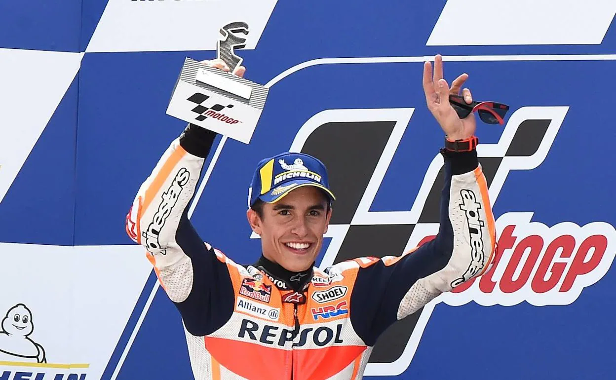 Marc Márquez celebra la victoria en Motorland. 