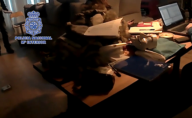 La Policía Nacional registra el domicilio del detenido.