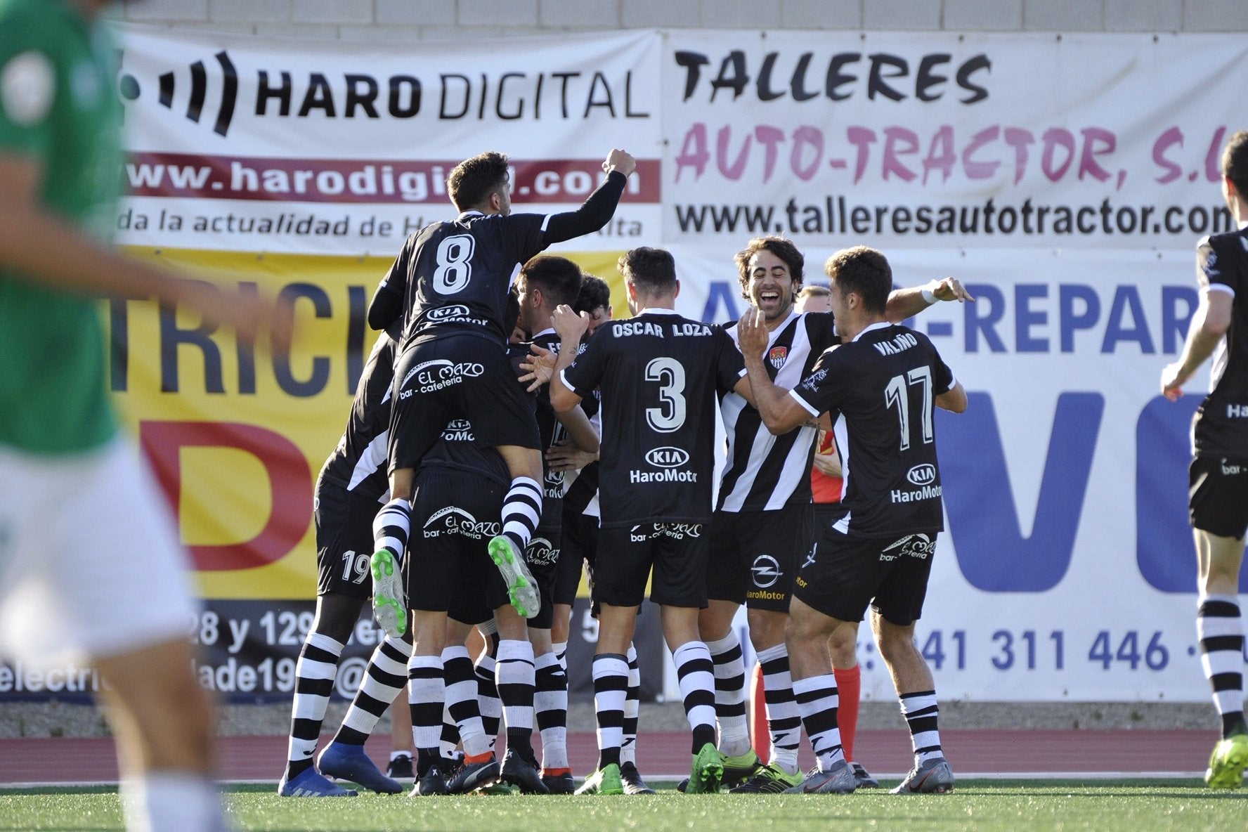 Los jugadores del Haro celebran su gol