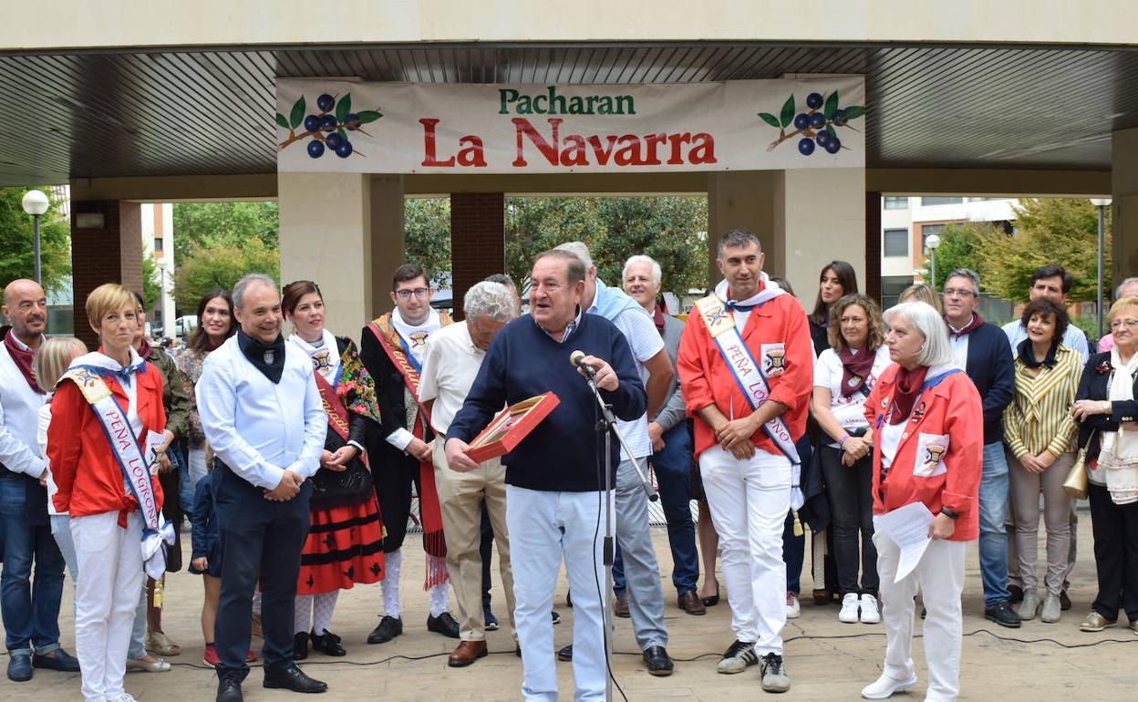 Emilio Carreras, recién sorprendido con las 'Llaves', agradece a la peña Logroño su premio.