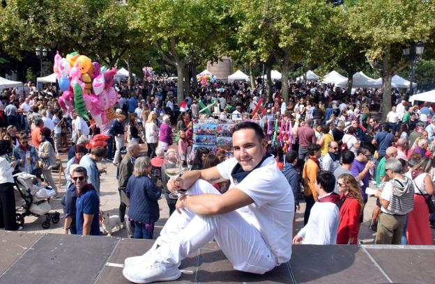 Diego Vicente brinda por las fiestas de San Mateo durante uno de los actos celebrados en el paseo de El Espolón. 