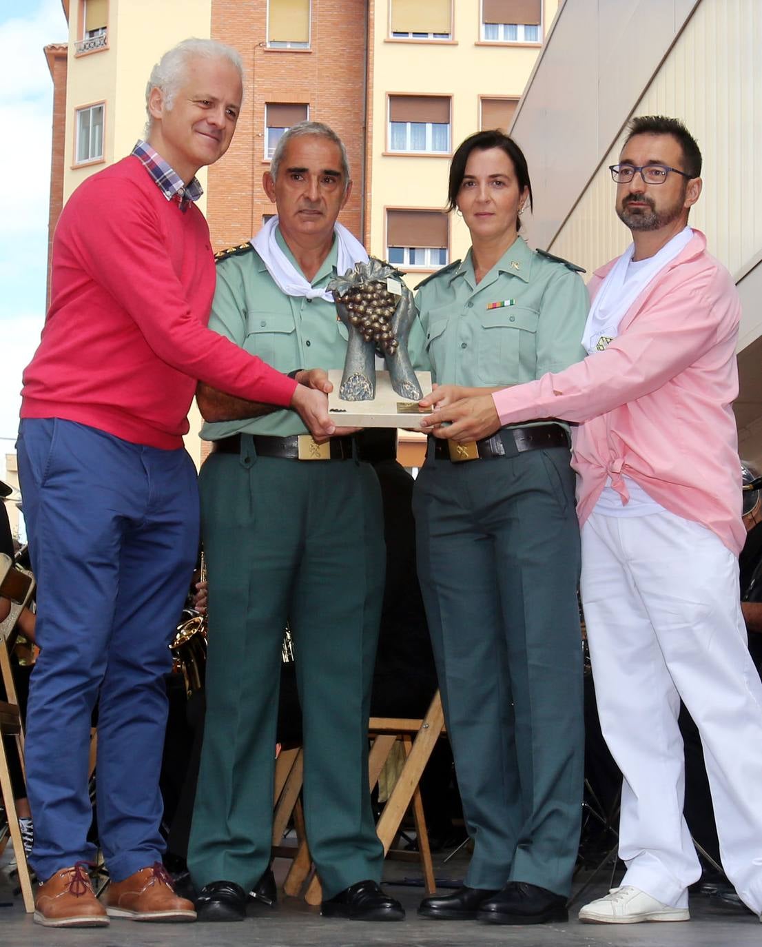 La peña Áster ha elegido a la Benemérita como merecedora del reconocimiento de este año. 