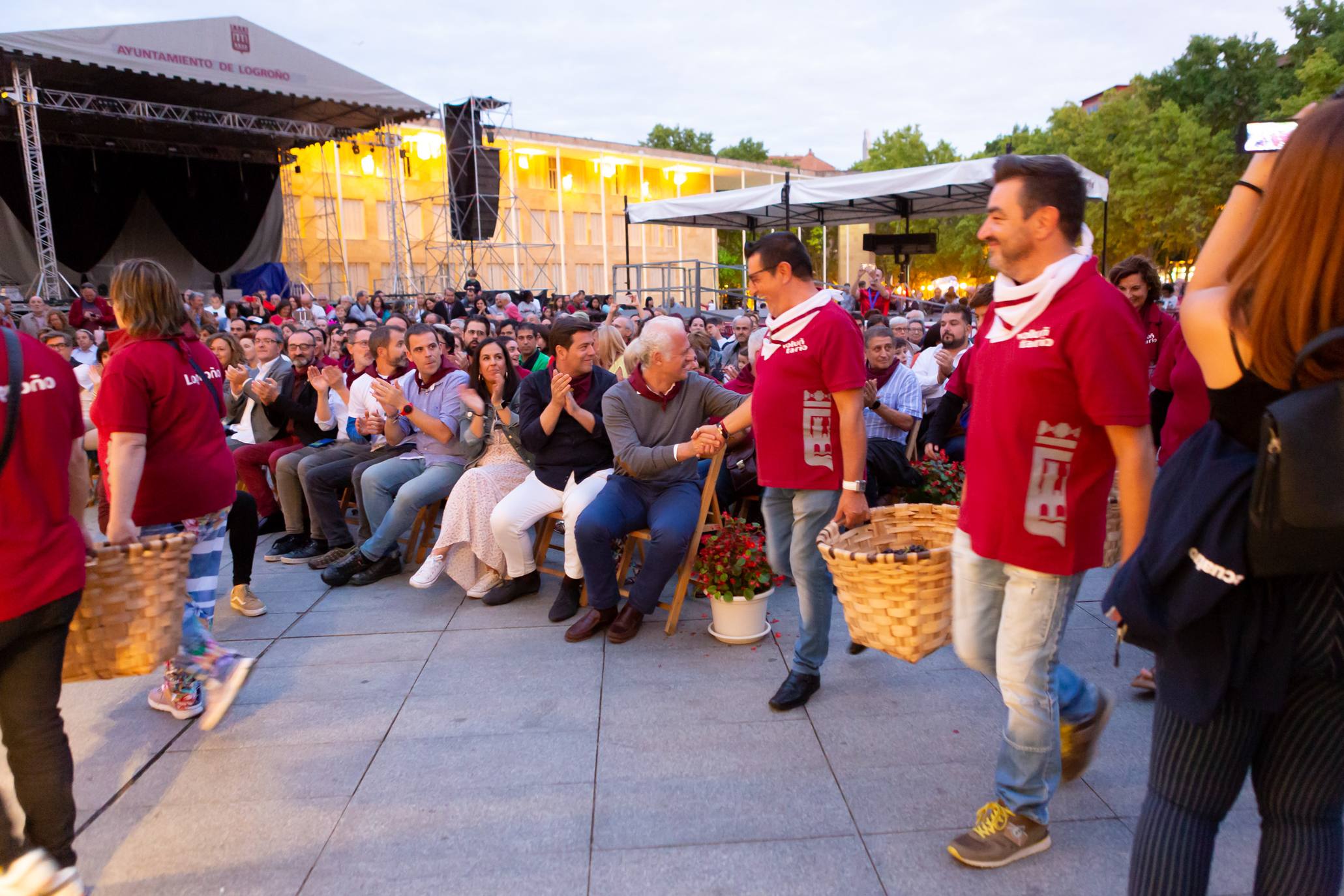 Los Voluntarios de Logroño fueron protagonistas de la edición de este año del pisado popular de uvas.