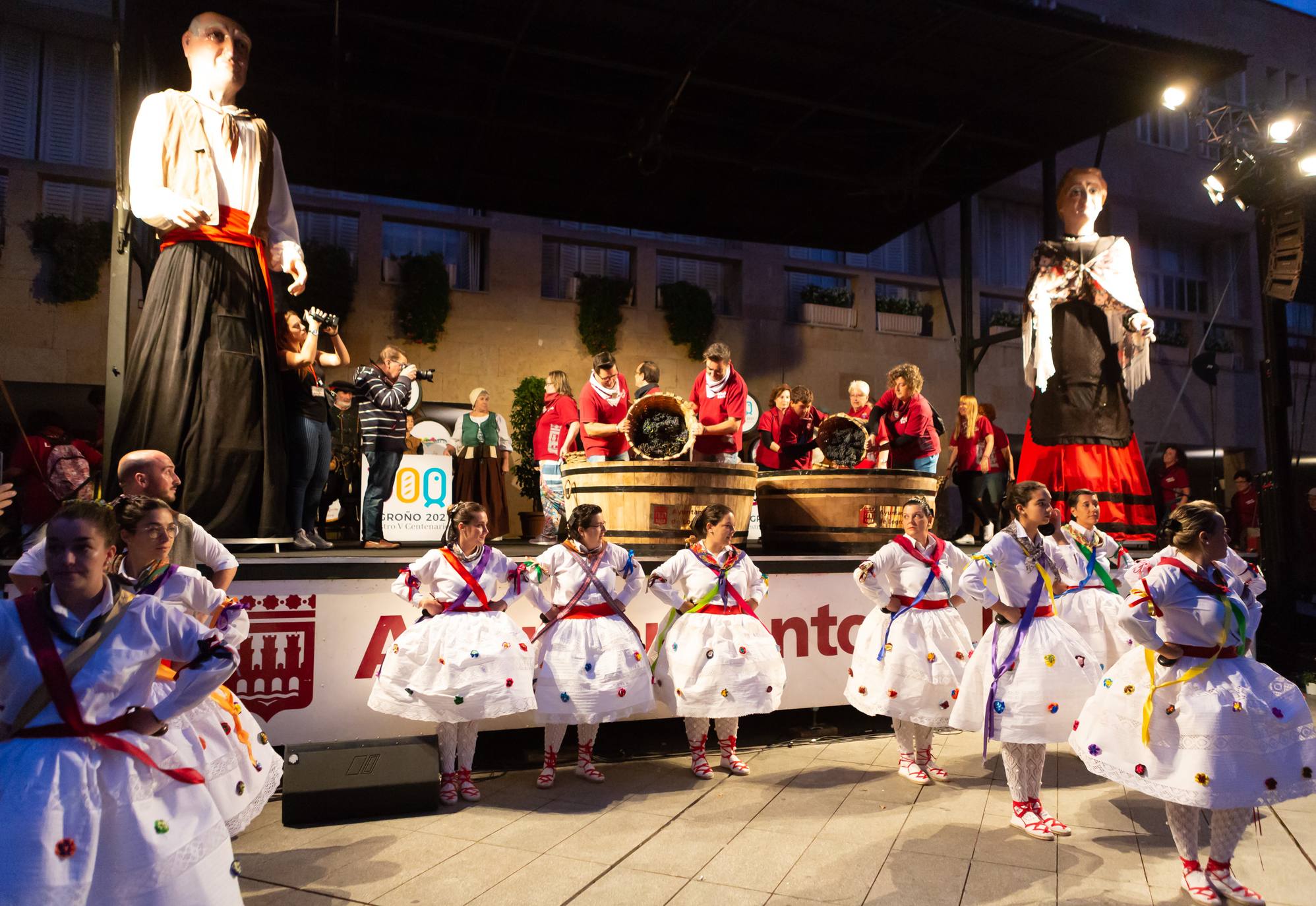 Los Voluntarios de Logroño fueron protagonistas de la edición de este año del pisado popular de uvas.