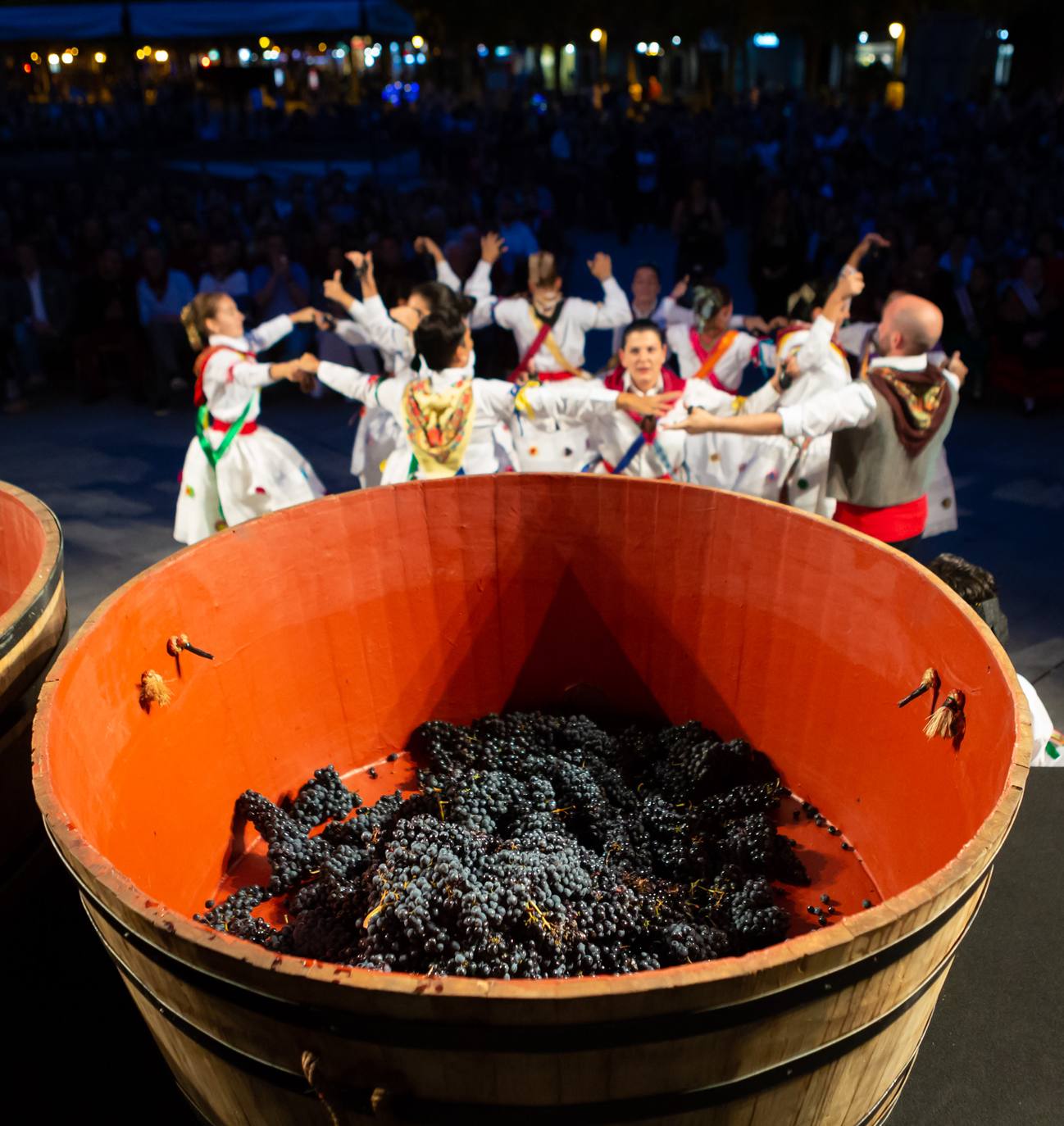 Los Voluntarios de Logroño fueron protagonistas de la edición de este año del pisado popular de uvas.