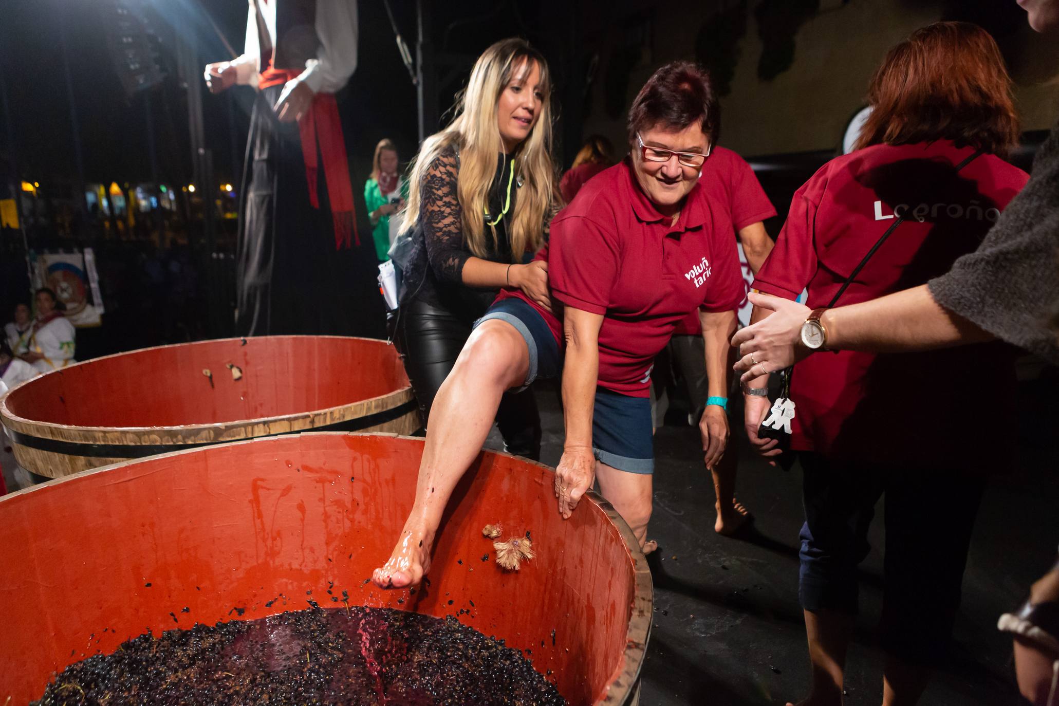 Los Voluntarios de Logroño fueron protagonistas de la edición de este año del pisado popular de uvas.