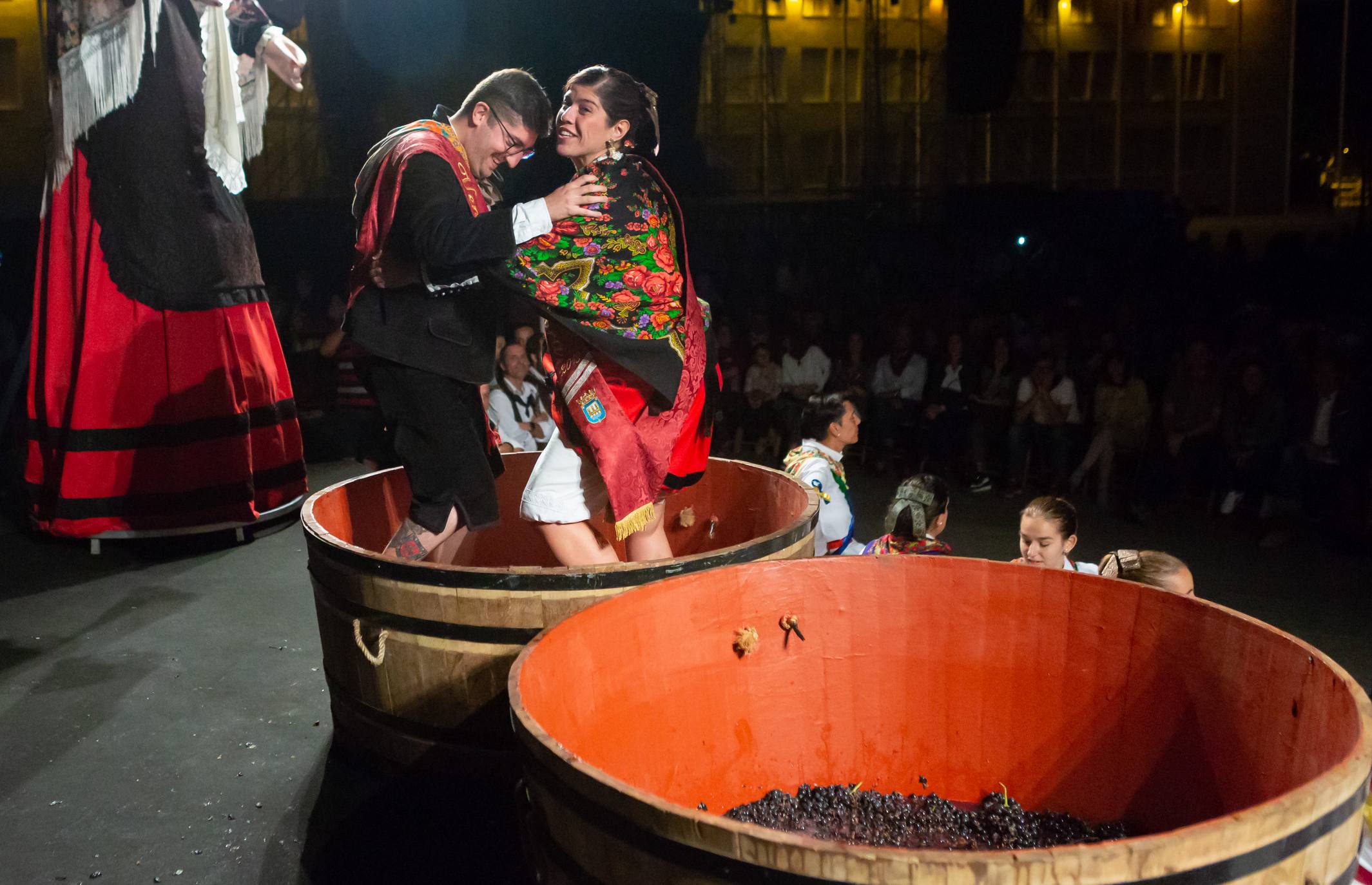 Los Voluntarios de Logroño fueron protagonistas de la edición de este año del pisado popular de uvas.