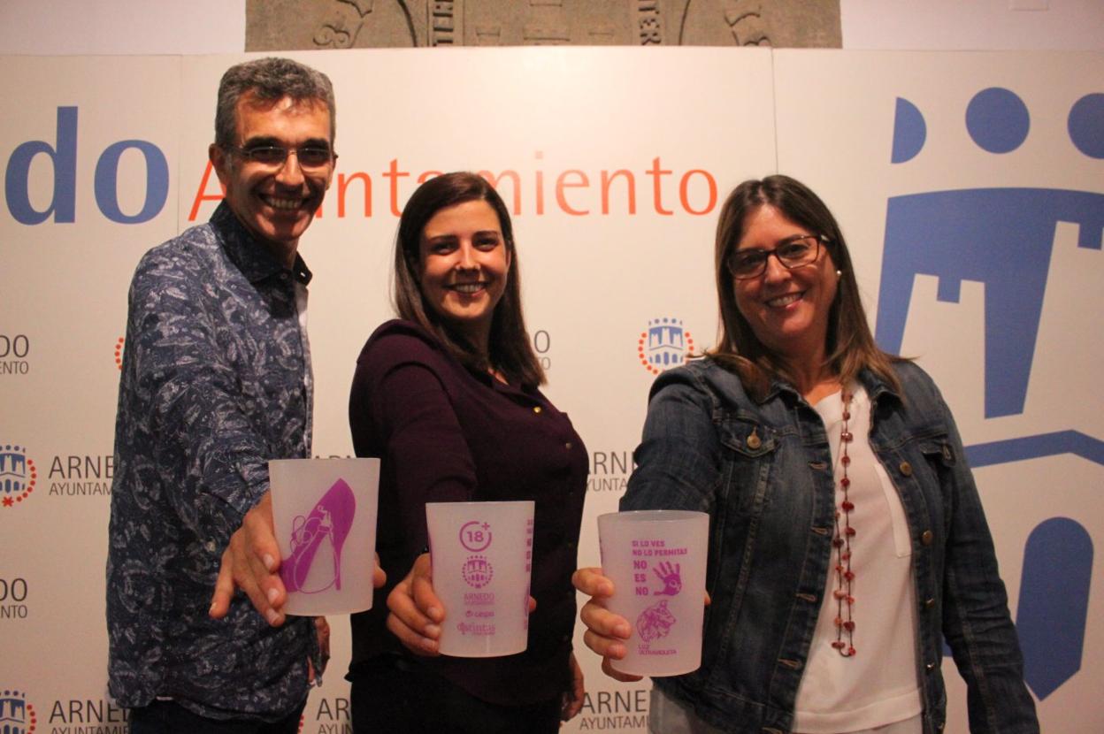 Los concejales Juan Carlos Ezquerro, Sandra Rodríguez y Rosa Herce, con el vaso reutilizable. 