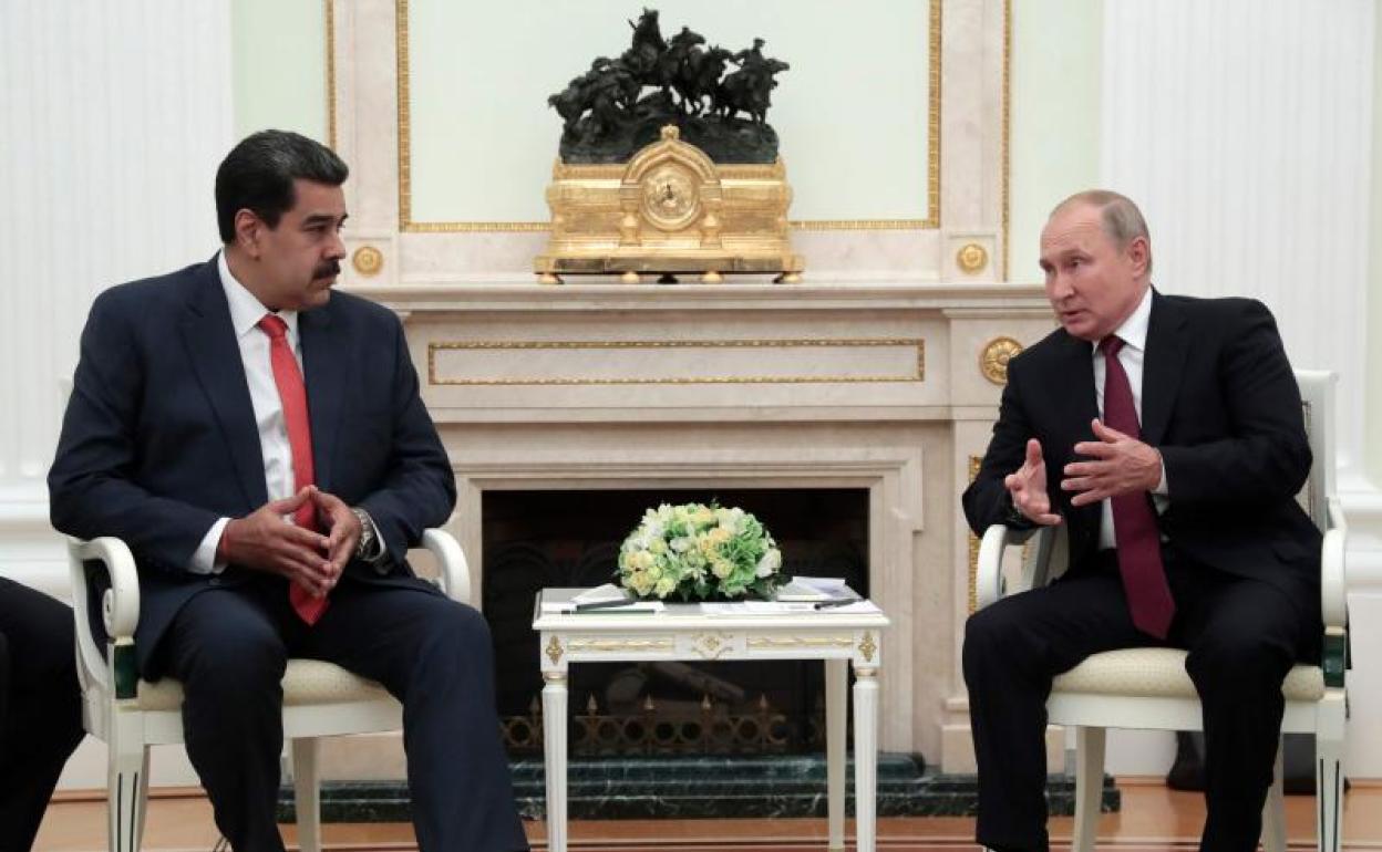 Reunión entre los líderes de Venezuela, Nicolás Maduro (i), y Rusia, Vladimir Putin. 