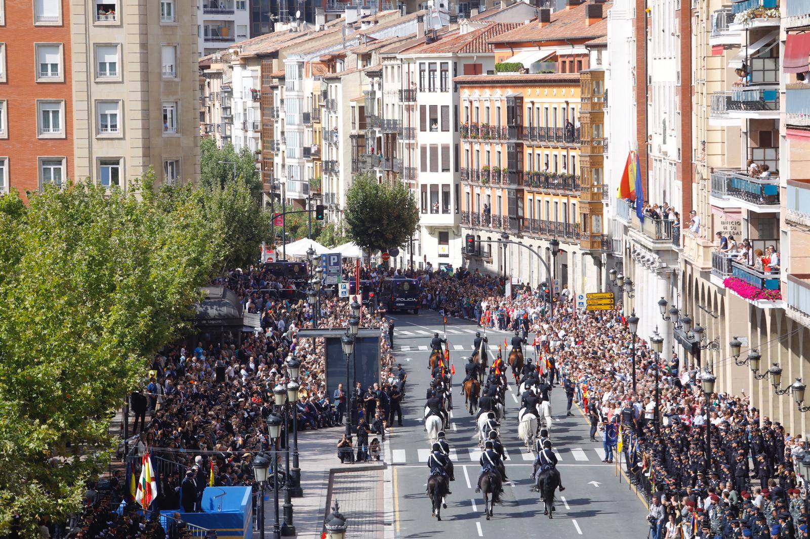 El Espolón ha acogido el acto central del Día de la Policía, en el que han desfilado más de 250 agentes y se ha entregado una bandera de España a la Jefatura Superior de Policía de La Rioja.