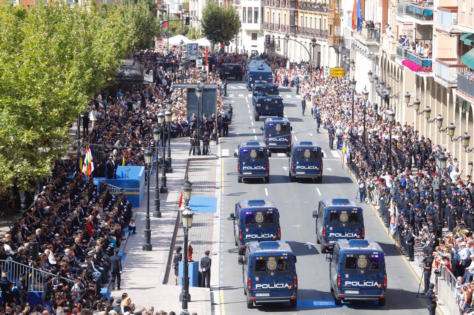 El Espolón ha acogido el acto central del Día de la Policía, en el que han desfilado más de 250 agentes y se ha entregado una bandera de España a la Jefatura Superior de Policía de La Rioja.