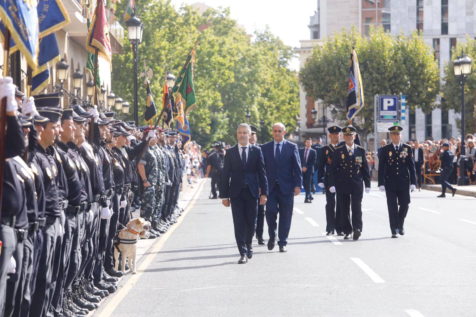 El Espolón ha acogido el acto central del Día de la Policía, en el que han desfilado más de 250 agentes y se ha entregado una bandera de España a la Jefatura Superior de Policía de La Rioja.