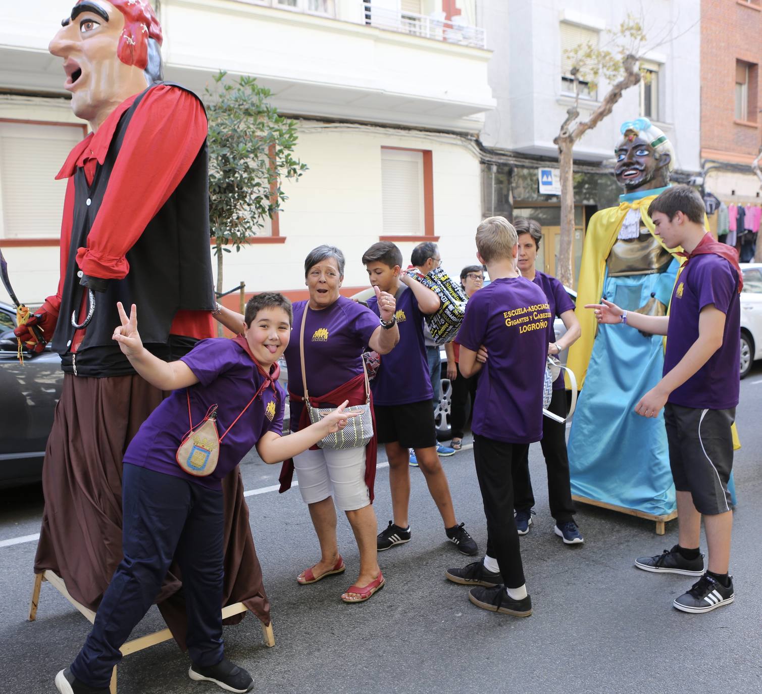 Pequeños y mayores disfrutan de los Gigantes y Cabezudos