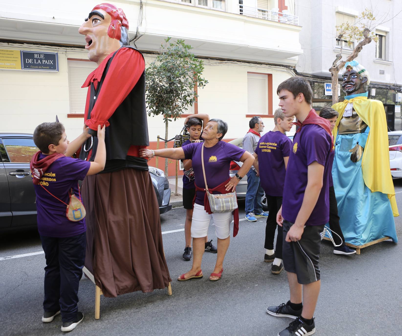 Pequeños y mayores disfrutan de los Gigantes y Cabezudos