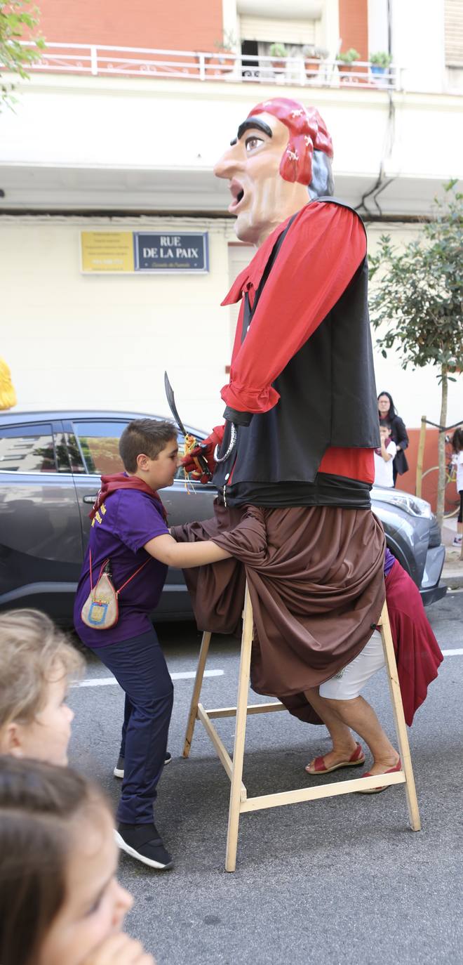 Pequeños y mayores disfrutan de los Gigantes y Cabezudos