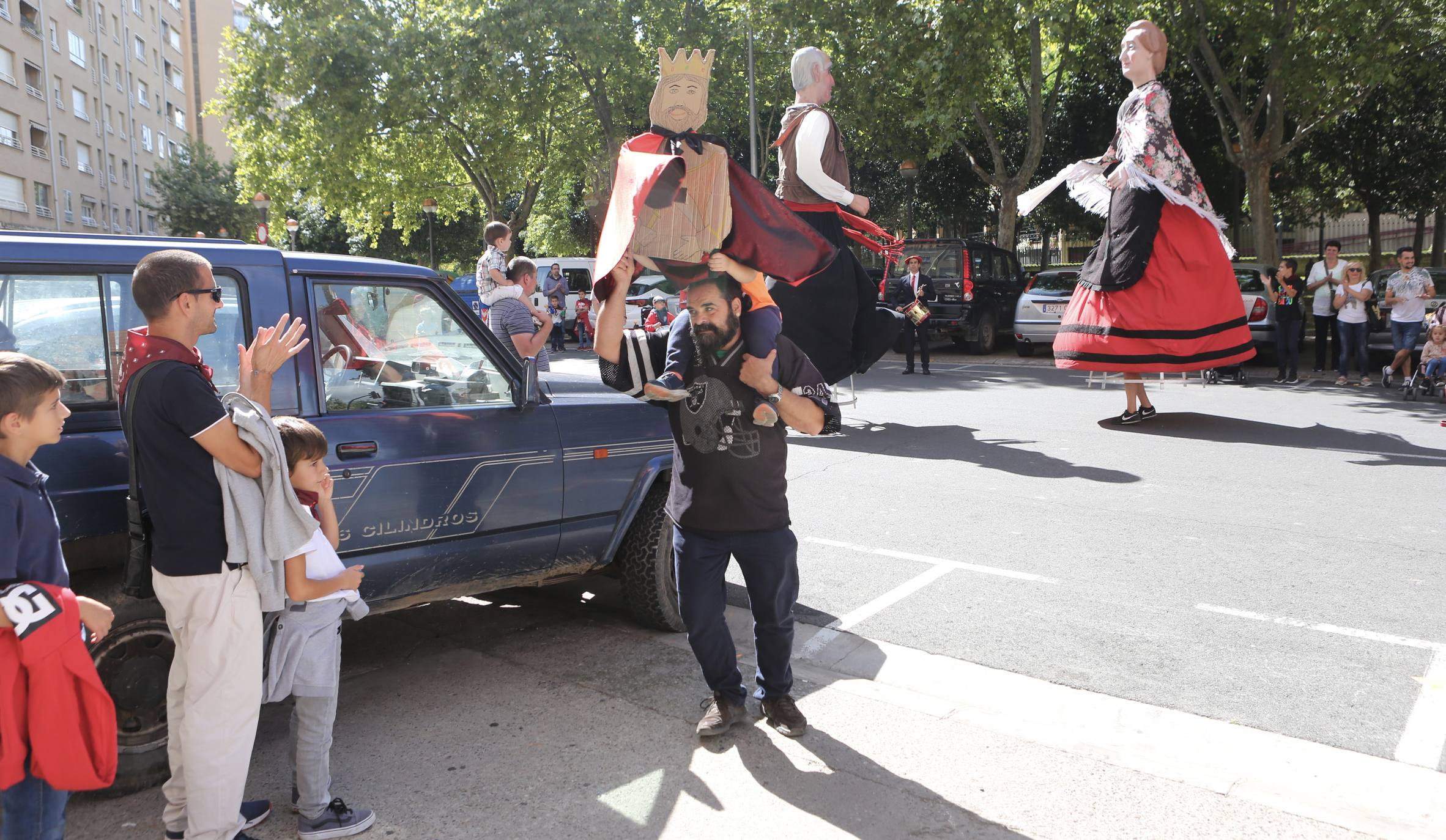 Pequeños y mayores disfrutan de los Gigantes y Cabezudos