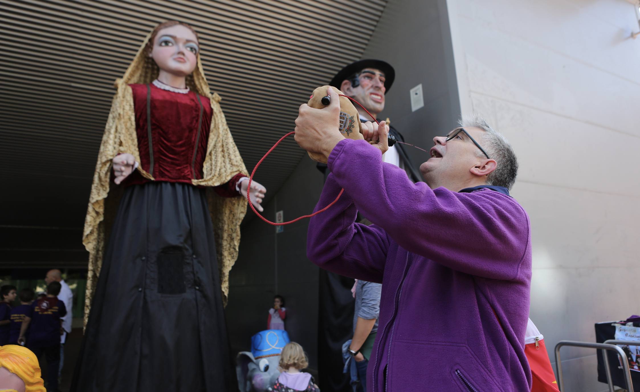 Pequeños y mayores disfrutan de los Gigantes y Cabezudos