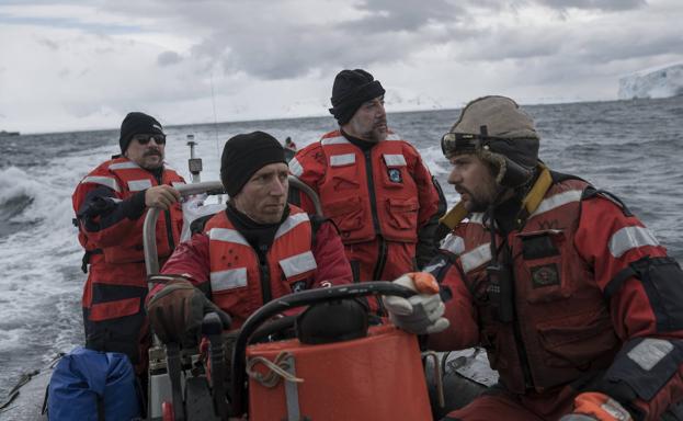 Javier Bardem y su hermano Carlos junto a miembros de Greenpeace en 'Santuario'.