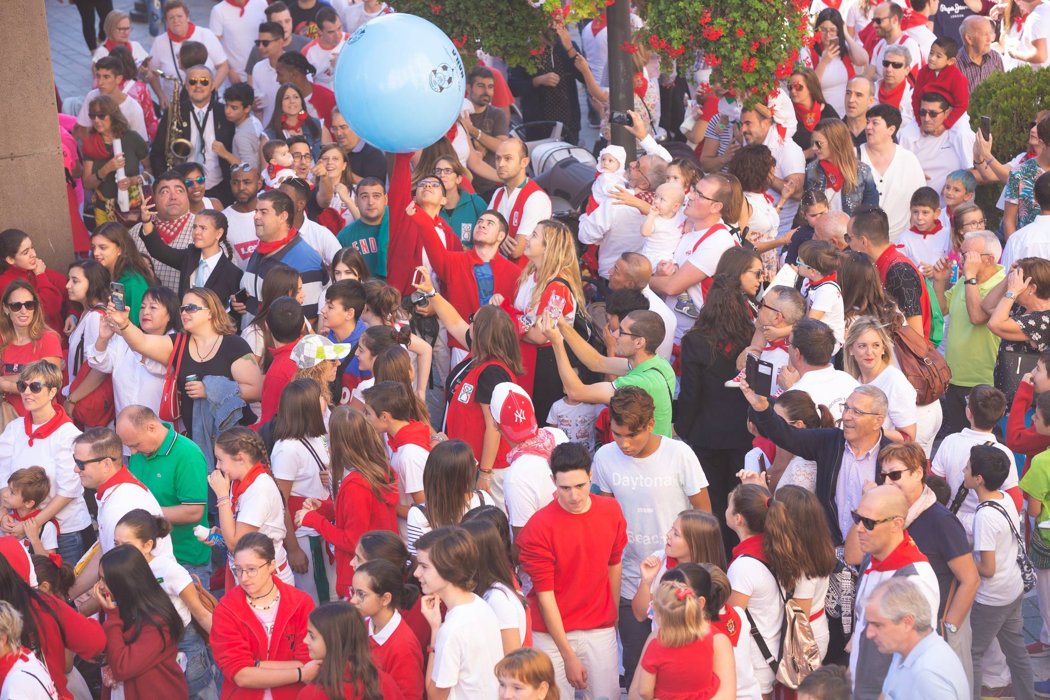 Arnedo dispara la bomba para dar comienzo a sus fiestas (I)