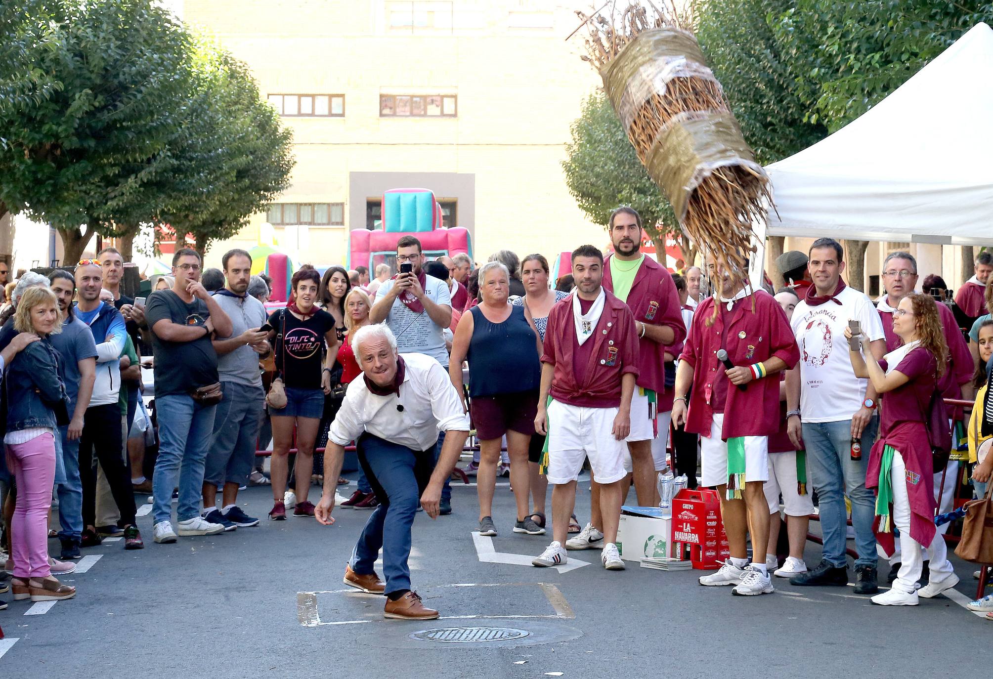 La calle San Matías acoge el VII Concurso de lanzamiento de gavillas de San Mateo