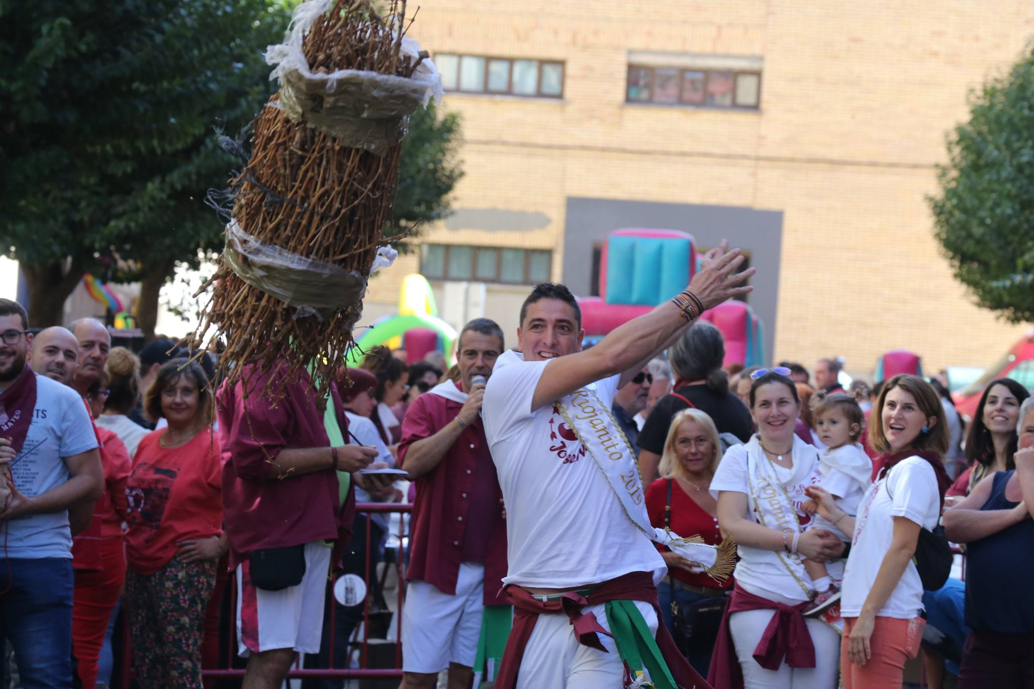 La calle San Matías acoge el VII Concurso de lanzamiento de gavillas de San Mateo