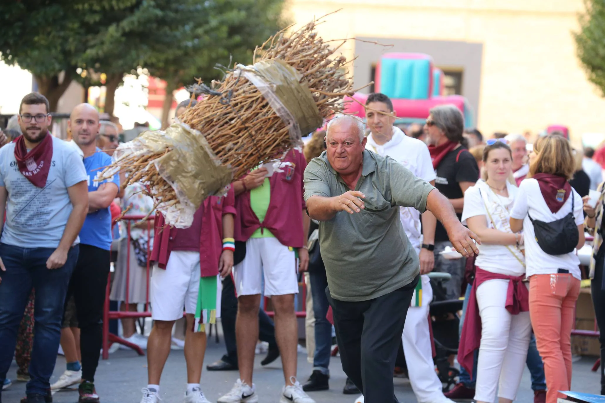 La calle San Matías acoge el VII Concurso de lanzamiento de gavillas de San Mateo