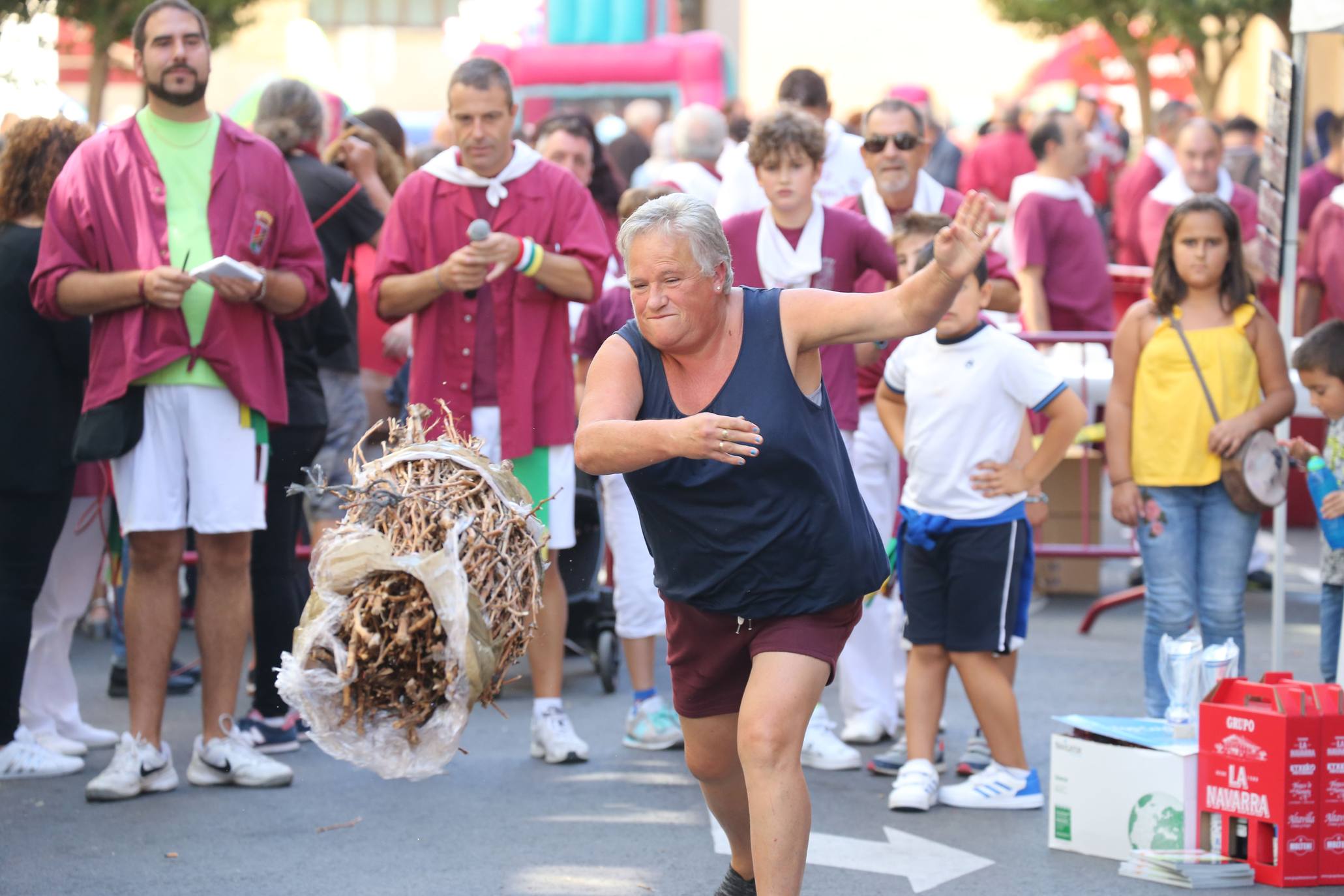 La calle San Matías acoge el VII Concurso de lanzamiento de gavillas de San Mateo