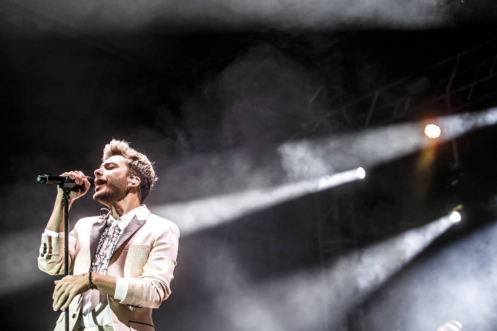 El cantante deslumbró en Logroño con un traje muy llamativo