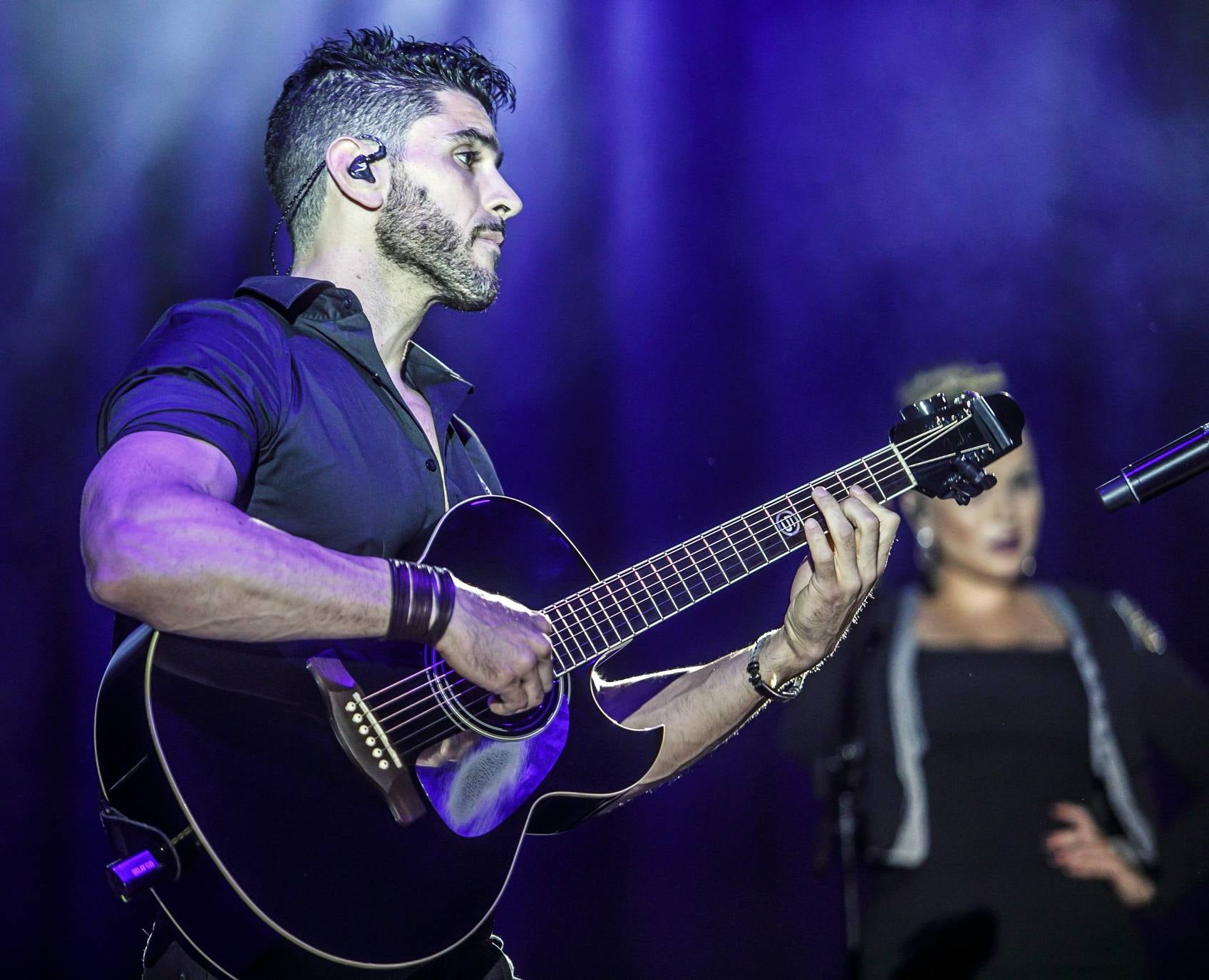 El cantante deslumbró en Logroño con un traje muy llamativo