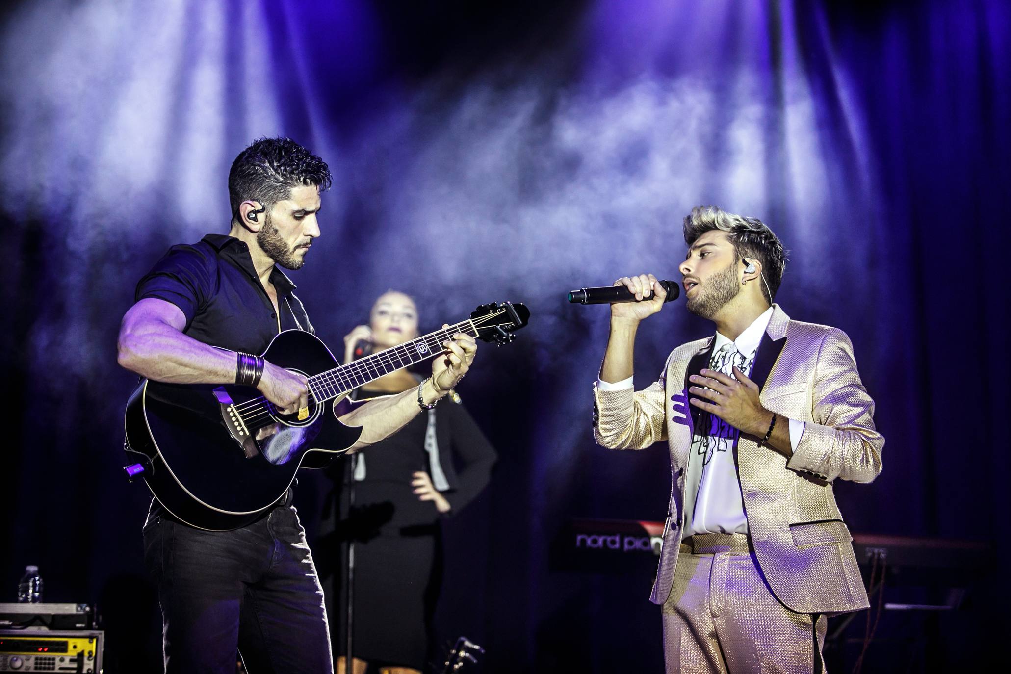 El cantante deslumbró en Logroño con un traje muy llamativo