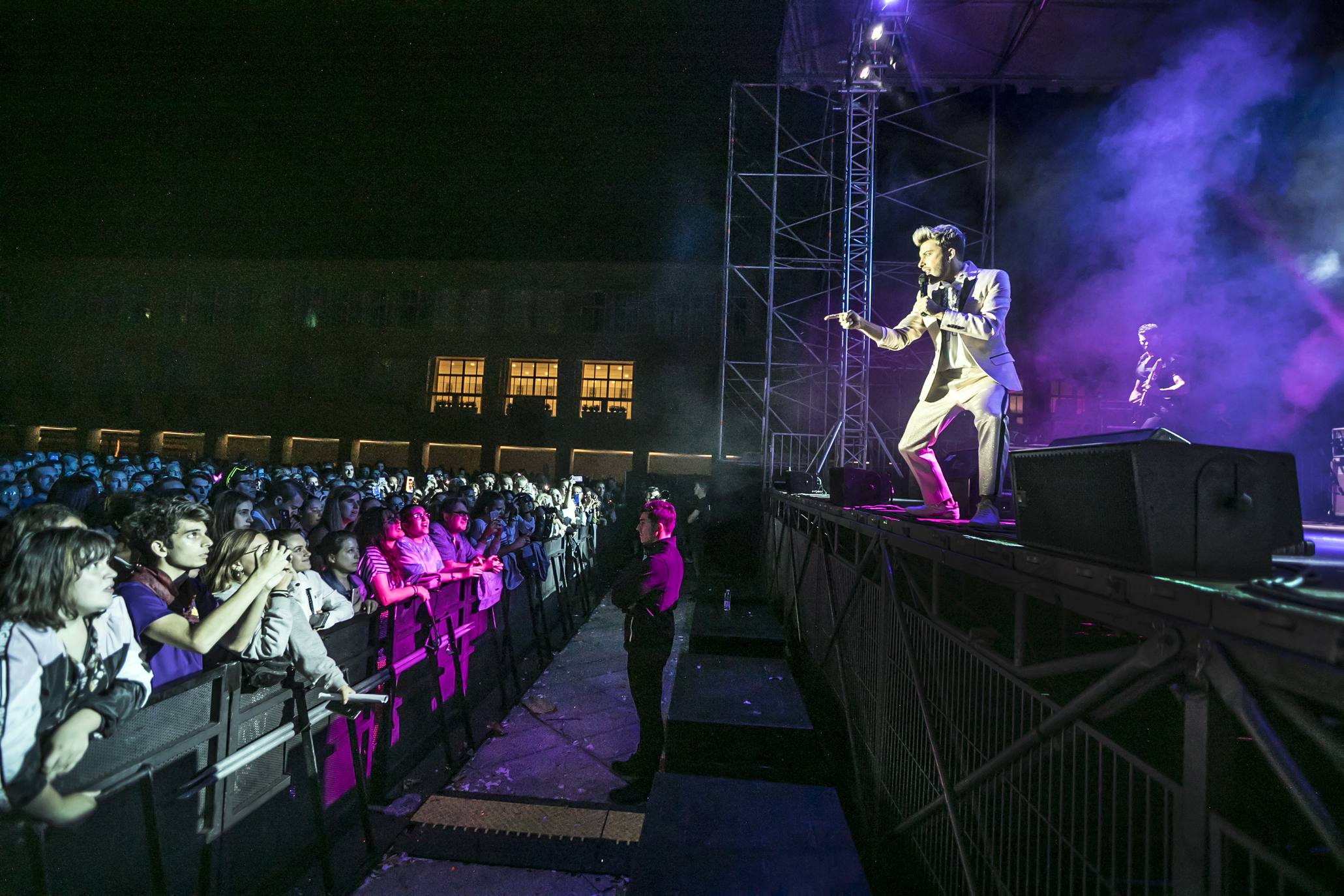 El cantante deslumbró en Logroño con un traje muy llamativo