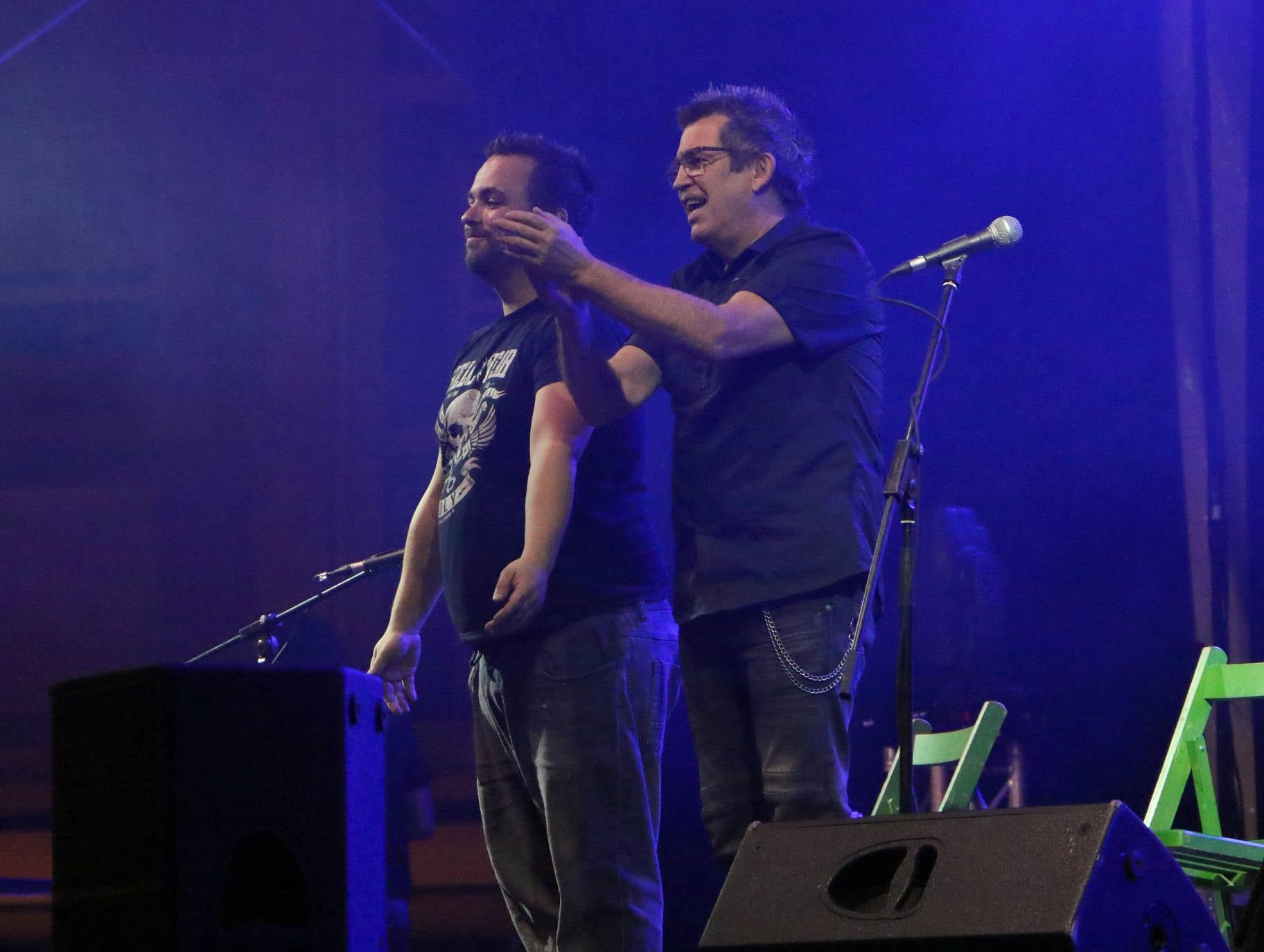 Alfredo & Iker durante la interpretación de uno de sus temas en el Espacio Peñas de Logroño