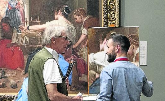 El responsable de la Oficina de Copias, Bernardo Pajares, a la derecha, con un veterano copista. Museo del Prado