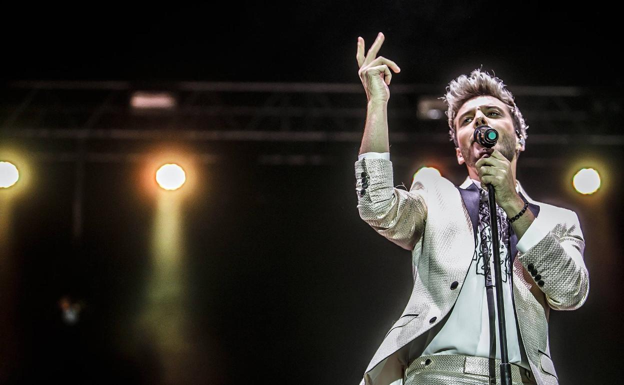 Blas interpreta uno de sus temas en el escenario de la plaza del Ayuntamiento, ataviado con su brillante traje